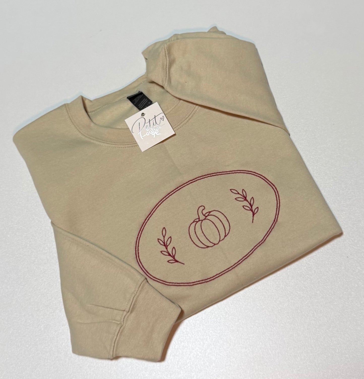 Beige embroidered sweatshirt with pumpkin frame design