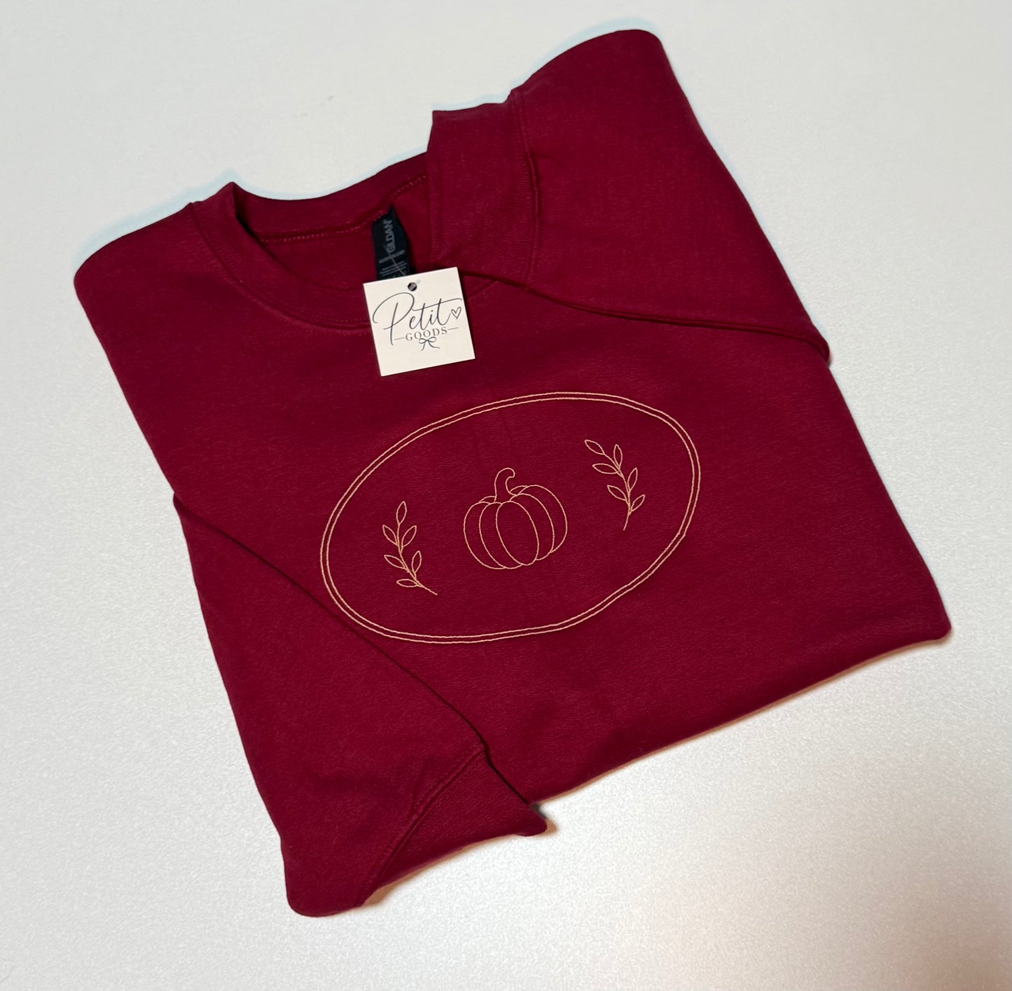 Red embroidered sweatshirt with pumpkin frame design